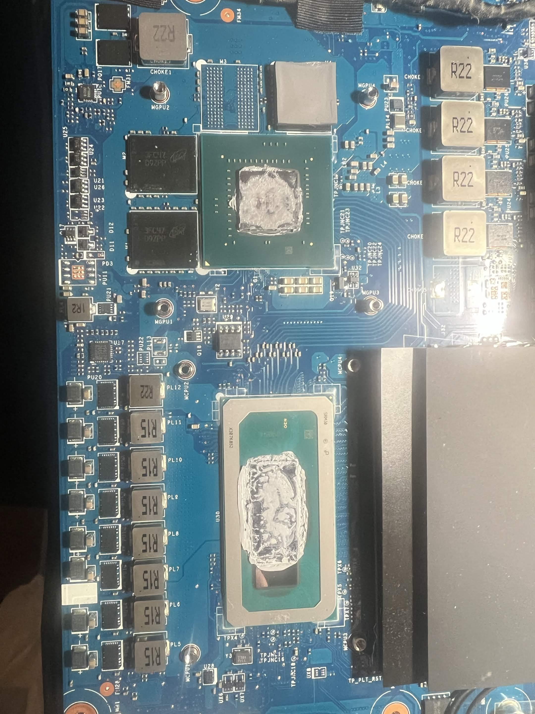 Laptop CPU and GPU with old thermal material before service